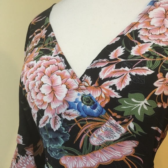 💥 CLEARANCE Ruffled 3/4 Sleeve High Low Bold Floral Wrap Dress - Picture 4 of 4